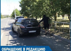 В центре Волгодонска мужчина в черном балахоне срезал охапку роз с городской клумбы