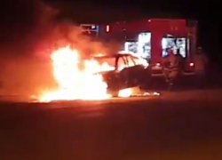 Полыхающий «Опель» в квартале В-16 засняли на видео очевидцы