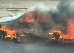 Полыхающий автомобиль на трассе Ростов-Волгодонск попал на видео