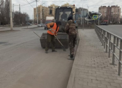 Работы по очистке дорог и прибордюрной части от песка и грязи ведутся в Волгодонске
