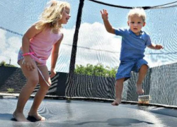 Девятилетний мальчик сломал ногу на надувном батуте в Морозовске