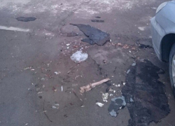 В Волгодонске на припаркованный возле девятиэтажки  автомобиль свалился кусок крыши