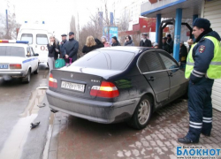 В Волгодонске в результате ДТП в районе рынка «Метелица» «БМВ» влетел в остановку