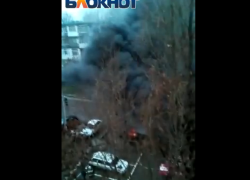 Черный столб дыма из горящей трансформаторной будки в спальном микрорайоне Волгодонска сняли на видео очевидцы  