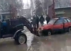 Машина и женщина провалились в затопленную низину на улице Волгодонской 