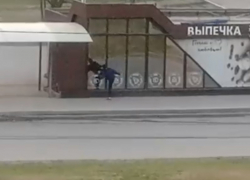 «Бой с тенью»: волгодонец разбил стёкла павильона, боксируя на остановке