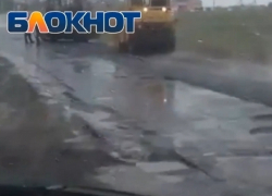 Укладка асфальта в ливень возле поселка Солнечный попала на видео