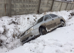 В Волгодонске водитель «Хендая» зацепила яму с «кашей» на обочине и слетела в ливневую яму, где перевернулась на крышу