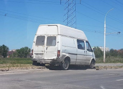 "Форд" занесло на разделительный газон после ДТП