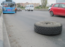 В Волгодонске на мосту у троллейбуса отвалилось колесо