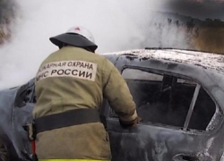 В Волгодонске минувшей ночью на одной из центральных улиц загорелся «Рено Логан»