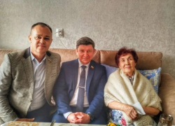 В Волгодонске депутаты поздравили женщин-ветеранов с наступающим 8 Марта