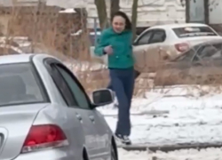 «Женщина что-то рыла под кустами и подходила к детям на детской площадке»: родителей предупредили о странной прохожей в районе В-7