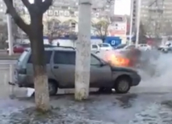 «Да-да, она горит нормально»: волгодонцы сняли на видео горящий автомобиль возле остановки 