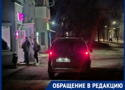На «парковочный террор» обратили внимание жители исторического дома на улице Ленина