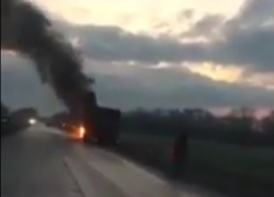 Горящий под Волгодонском КамАЗ с прицепом попал на видео