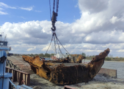 Со дна Дона подняли механизмы и остатки затонувших барж