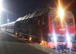 Следовавший через Волгодонск в Москву пассажирский поезд в темноте протаранил легковой автомобиль в Цимлянске