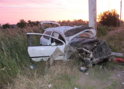 В Волгодонске на Жуковском шоссе «Peugeot» несколько раз перевернулся и врезался в столб