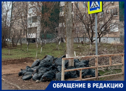 Забытые со времен субботника мешки с листьями до сих пор лежат у школы №22