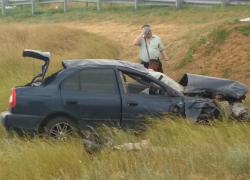 «Хендай» вылетел в кювет после столкновения с «Газелью» на трассе Волгодонск-Сальск