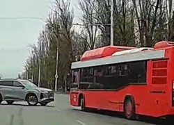 «Водитель года» по-волгодонски: лихач на иномарке развернулся через две сплошные и чуть не врезался в автобус 