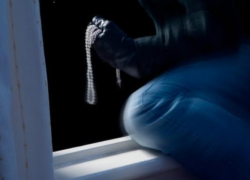 В Волгодонске задержали предполагаемого вора, залезшего в дом через окно