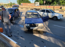 Серьезная авария случилась на съезде с моста в "старый город" 