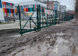 Три миллиона рублей из городского бюджета укатают в асфальт, ведущий в детсад «Голубые дорожки»