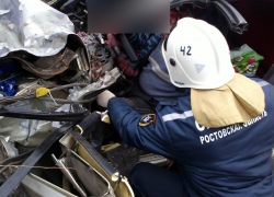 Под Волгодонском КАМАЗ смял ВАЗ и превратил его пассажиров в пленников 