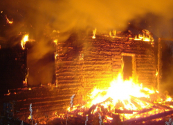 В Волгодонском районе загорелся одноэтажный жилой дом