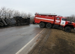 На трассе Кашары–Морозовск перевернулась 35-тонная фура с краской