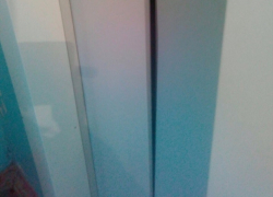 В Волгодонске инвалиду без ног ежедневно приходится преодолевать шестнадцать этажей из-за поломанного лифта