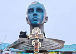 Ветераны 56-й бригады за свой счет восстановили памятник Герою России Сергею Молодову после акта вандализма 