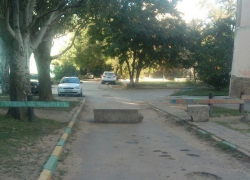 Самоуправство жителей домов в центре нового города приносит неудобство их соседям