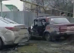 После столкновения с иномаркой ВАЗ влетел в забор жилого дома в Старосоленом