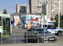 «Мицубиси» врезалась в турникетный забор и перекрыла движение в центре Волгодонска