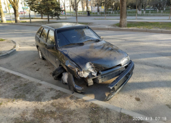 Водитель снес ограждение на улице Ленина в Волгодонске 
