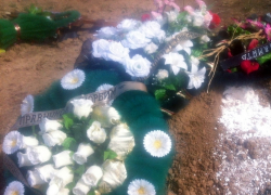 В Волгодонске мужчина хотел построить дом за счет продажи 14 ритуальных венков с кладбища