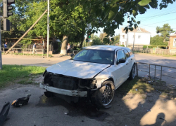 Машина залетела на тротуар после ДТП на Пионерской в Волгодонске 