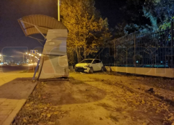 Водитель «Хендай» снес забор и врезался в остановку на Степной в Волгодонске