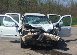 На трассе под Волгодонском «Рено» врезался в ЗИЛ