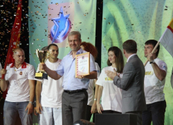 За первое место на областной спартакиаде главе администрации Волгодонска вручили кубок победителей