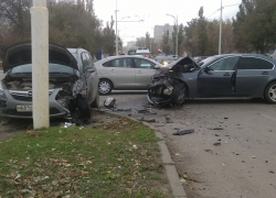 В Волгодонске на перекрестке улиц Энтузиастов и Молодежной произошло серьезное ДТП с участием «Опеля» и «БМВ»