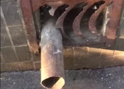 Более суток подвал жилого дома в старой части Волгодонска затапливает холодной водой