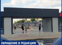 «Дайте бабушке сидушку»: пенсионерка возмутилась отсутствием скамеек на остановке