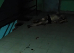 Ползающий по полу мужчина в крови напугал жителей МКД на Строителей