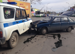 В Волгодонске полицейский «УАЗ» столкнулся с «Москвичем»