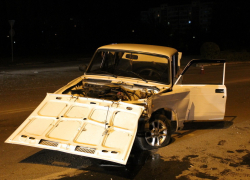 В Волгодонске молодежь на «семерке», выезжая со двора, протаранила «Ауди»