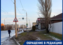 «Либо машина собьет, либо будешь в грязи по колено»: жители Волгодонска просят сделать дорожку к остановке